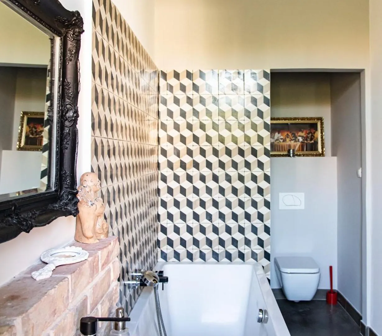 Stylishly Decorated Apartment In Great Location Budapešť