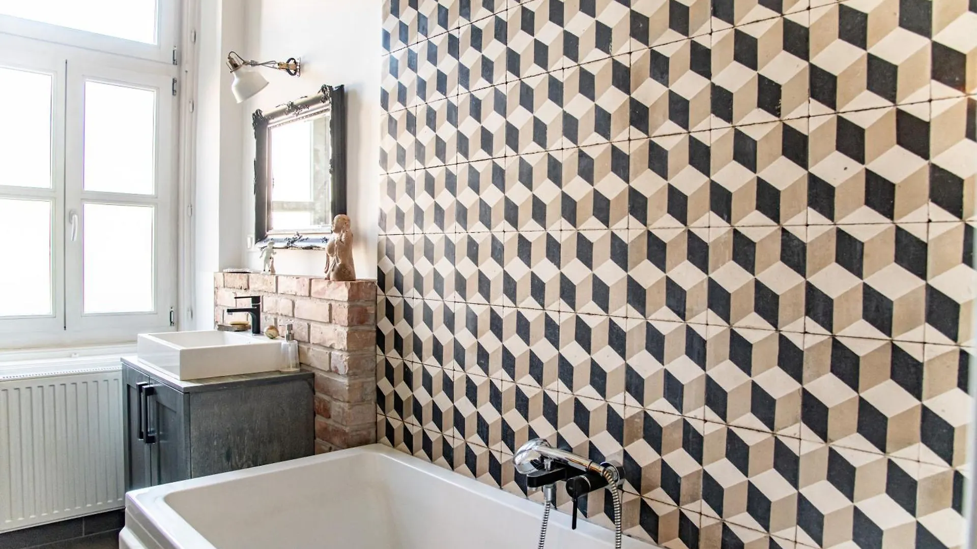 Stylishly Decorated Apartment In Great Location Budapešť